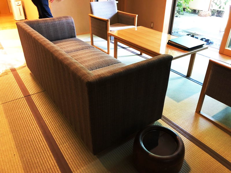 箱根老舗高級旅館 客室ソファの張替え