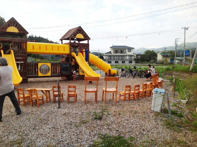 インドネシア産家具『クロカス』が被災地の公園へ