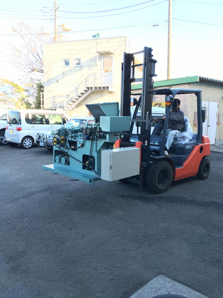 割り箸の製造機がやってきました。