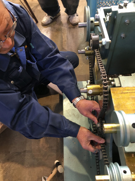 割り箸の製造機がやってきました。