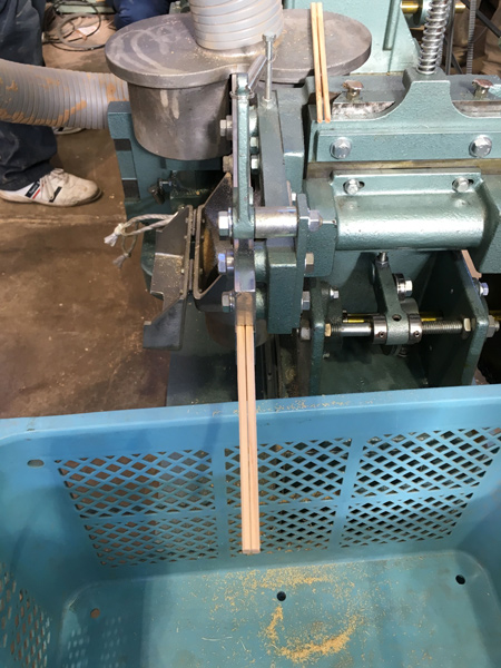 割り箸の製造機がやってきました。