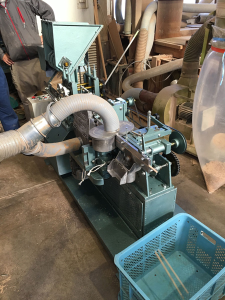 割り箸の製造機がやってきました。