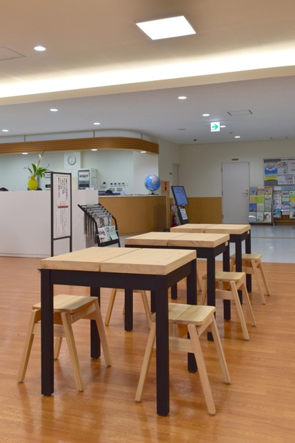 小田原市民交流センターUMECOの机と椅子