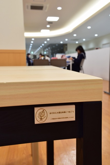 小田原市民交流センターUMECOの机と椅子