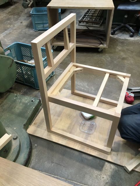 リニューアルオープンする「福田家」様のスツールを作製しました。