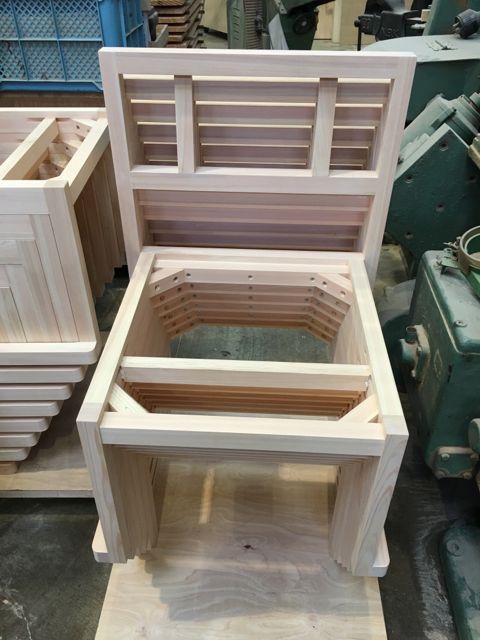 リニューアルオープンする「福田家」様のスツールを作製しました。