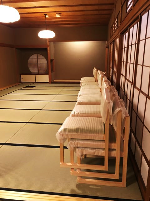 リニューアルオープンする「福田家」様のスツールを作製しました。