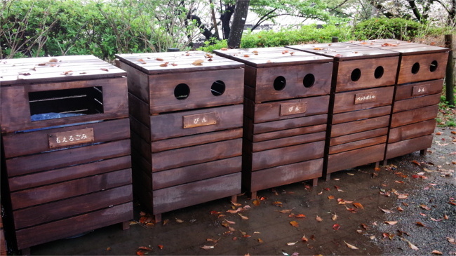 小田原城址公園のベンチとゴミ箱を製作