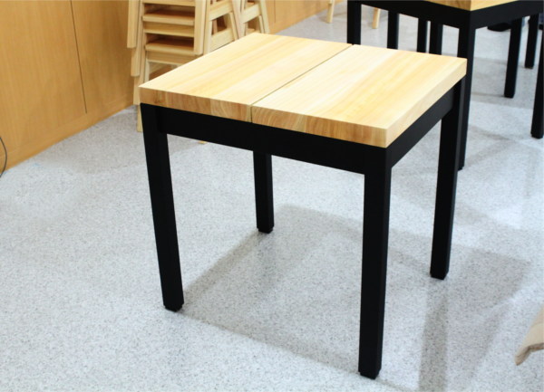 小田原市民交流センターUMECOの机と椅子