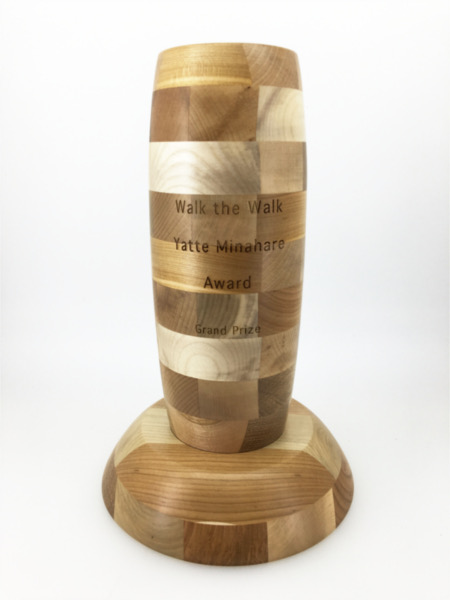 「有言実行やってみなはれ大賞」　トロフィー