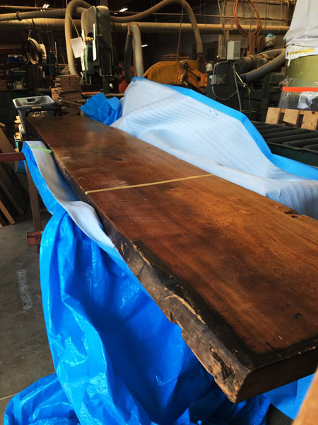 神戸の老舗バー「アカデミーバー」のカウンターをダイニングテーブルに。