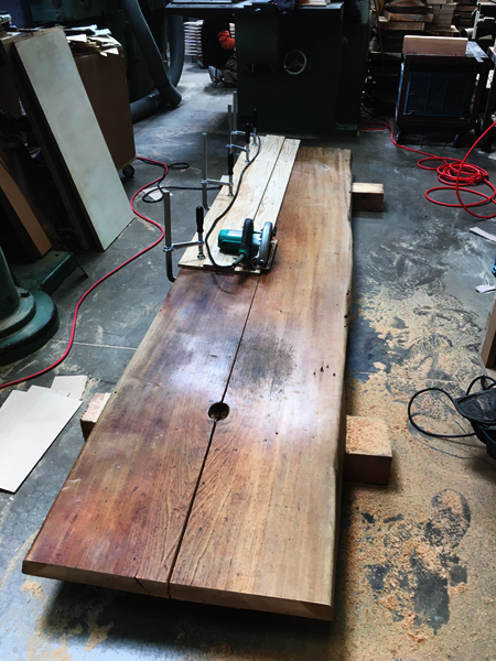 神戸の老舗バー「アカデミーバー」のカウンターをダイニングテーブルに。