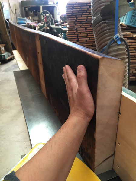 神戸の老舗バー「アカデミーバー」のカウンターをダイニングテーブルに。