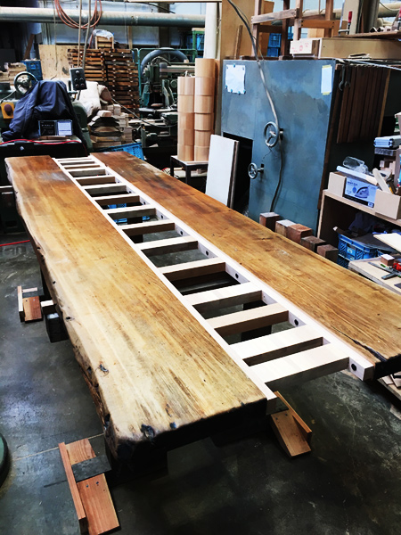 神戸の老舗バー「アカデミーバー」のカウンターをダイニングテーブルに。