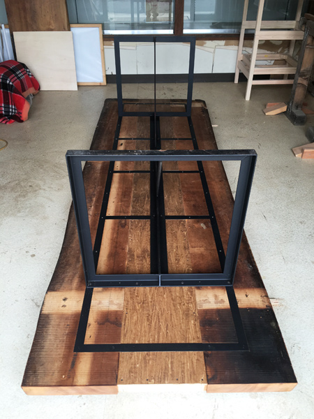 神戸の老舗バー「アカデミーバー」のカウンターをダイニングテーブルに。