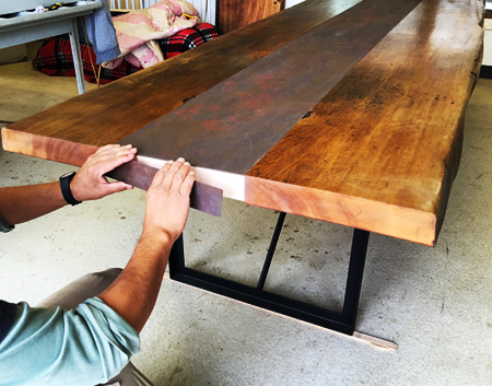 神戸の老舗バー「アカデミーバー」のカウンターをダイニングテーブルに。