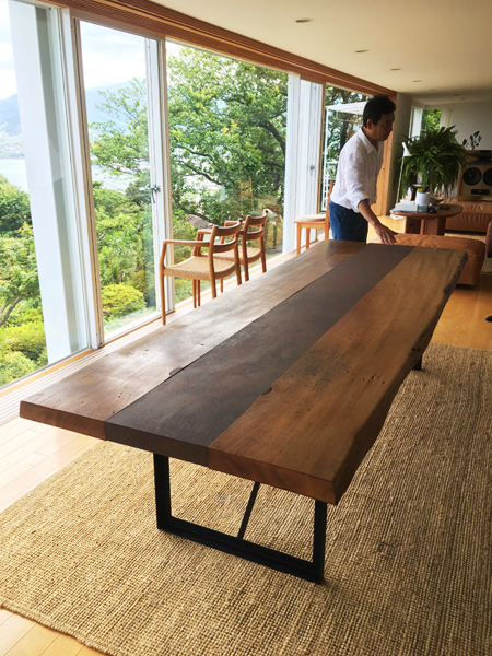 神戸の老舗バー「アカデミーバー」のカウンターをダイニングテーブルに。