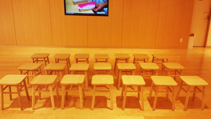 「かまぼこ博物館」にベンチと椅子を納品しました。