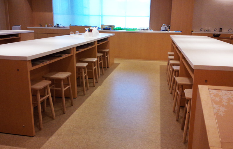 「かまぼこ博物館」にベンチと椅子を納品しました。