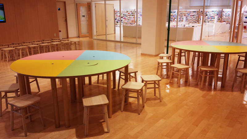 「かまぼこ博物館」にベンチと椅子を納品しました。