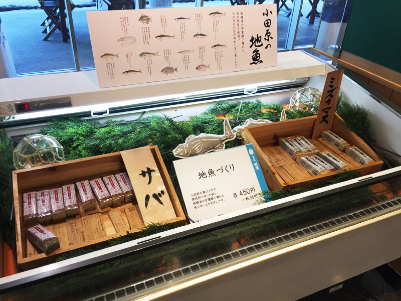 「かまぼこ博物館」にベンチと椅子を納品しました。