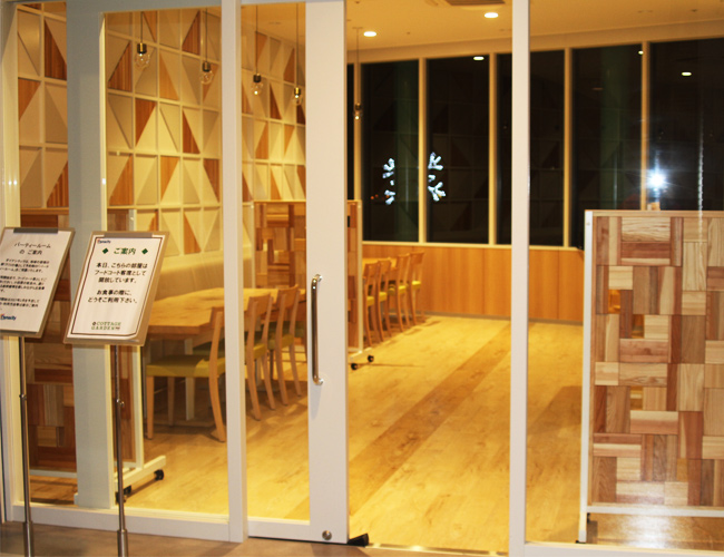 小田原ダイナシティのリニューアルに伴い什器を作製しました。