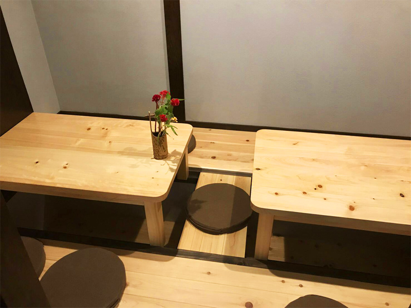 小田原に新しく出来た飲食店舗『華族』様のテーブルを作製しました。