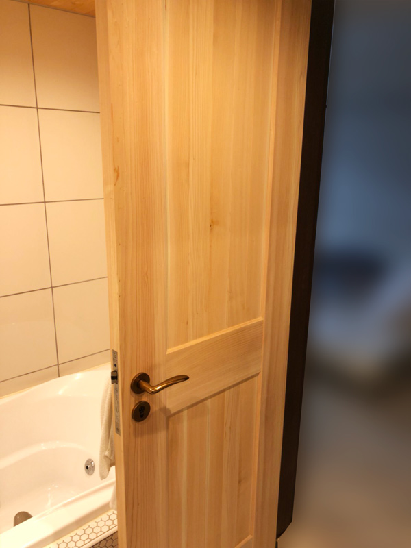 バスルームのドアを作製しました。