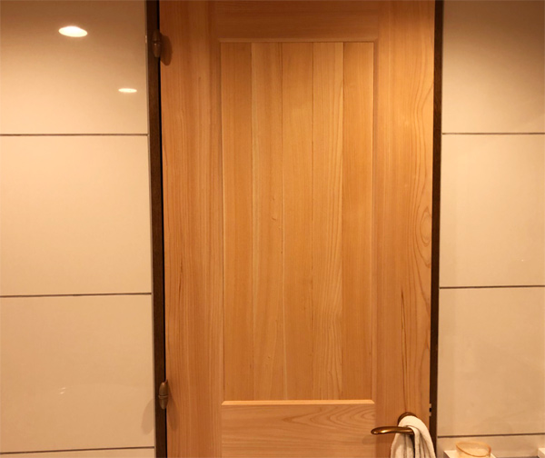 バスルームのドアを作製しました。