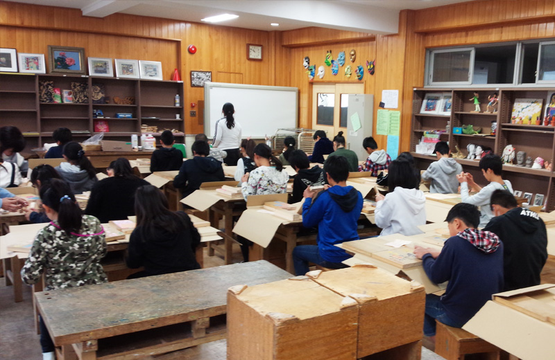 小田原市主催の木育授業最終：卒業記念品での本立て作りに協力しました。