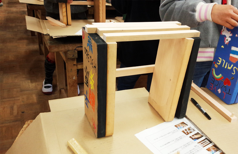 小田原市主催の木育授業最終：卒業記念品での本立て作りに協力しました。