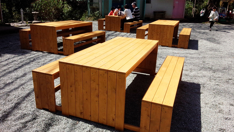 小田原城こども遊園地内にベンチ・ゴミ箱を設置しました。