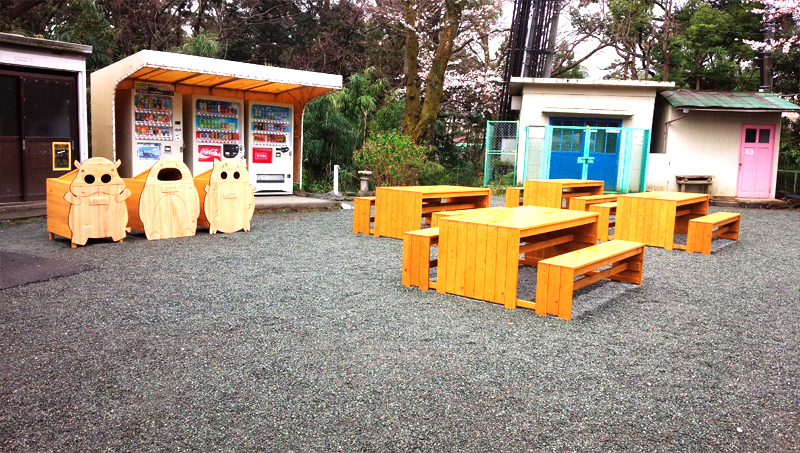 小田原城こども遊園地内にベンチ・ゴミ箱を設置しました。