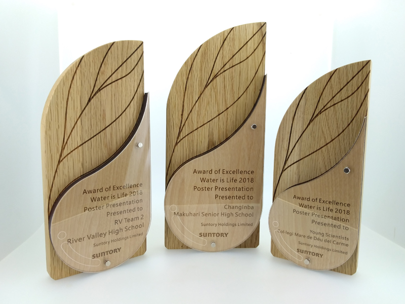 サントリー様協賛・「世界高校生水会議」の表彰盾を作製しました。