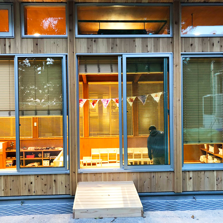 「ちがさき・もあな保育園」様の テーブル什器等を製作致しました。