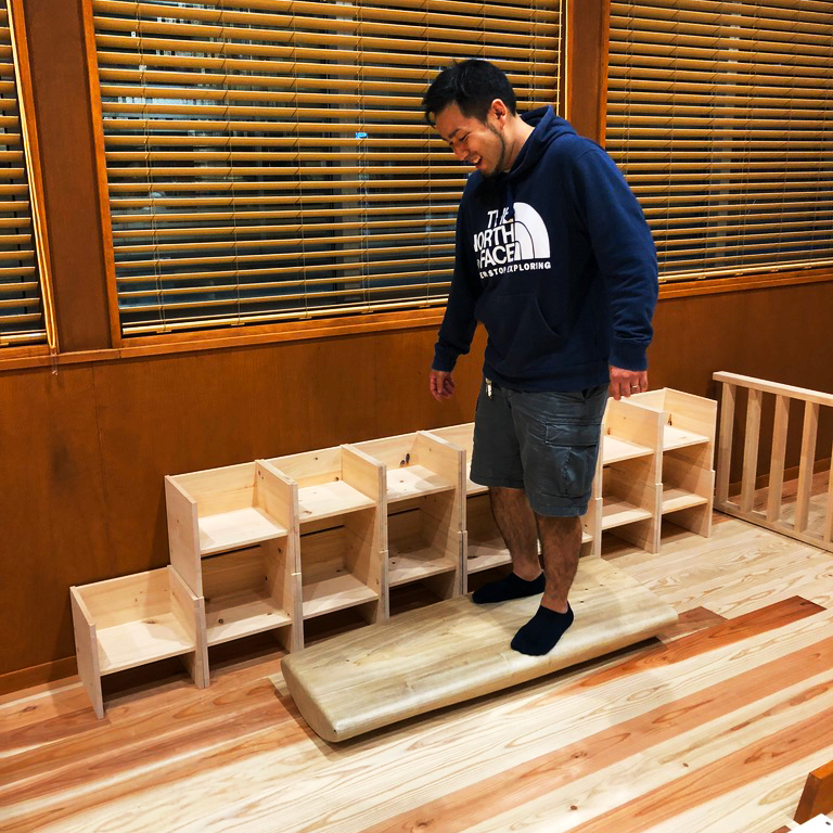 「ちがさき・もあな保育園」様の テーブル什器等を製作致しました。