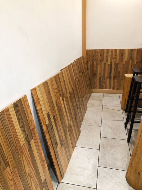 「きみのそば」に端材の壁を作りました。