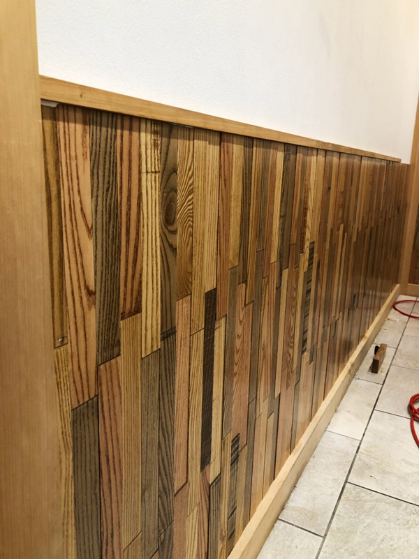 「きみのそば」に端材の壁を作りました。