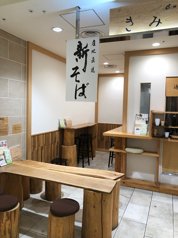 「きみのそば」に端材の壁を作りました。