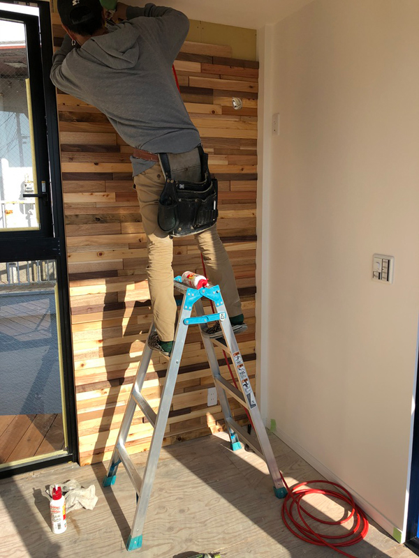 TETSUYAコンテナハウス様　物件のモザイク壁工事を行いました。