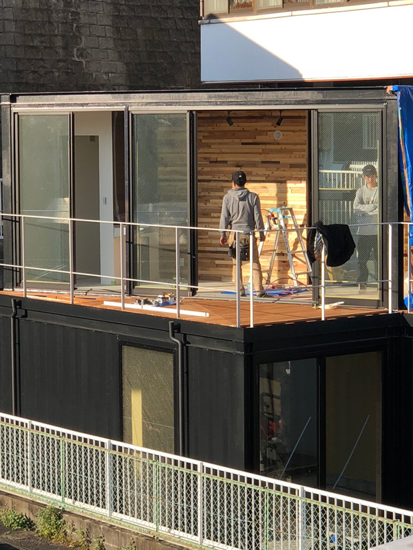 TETSUYAコンテナハウス様　物件のモザイク壁工事を行いました。