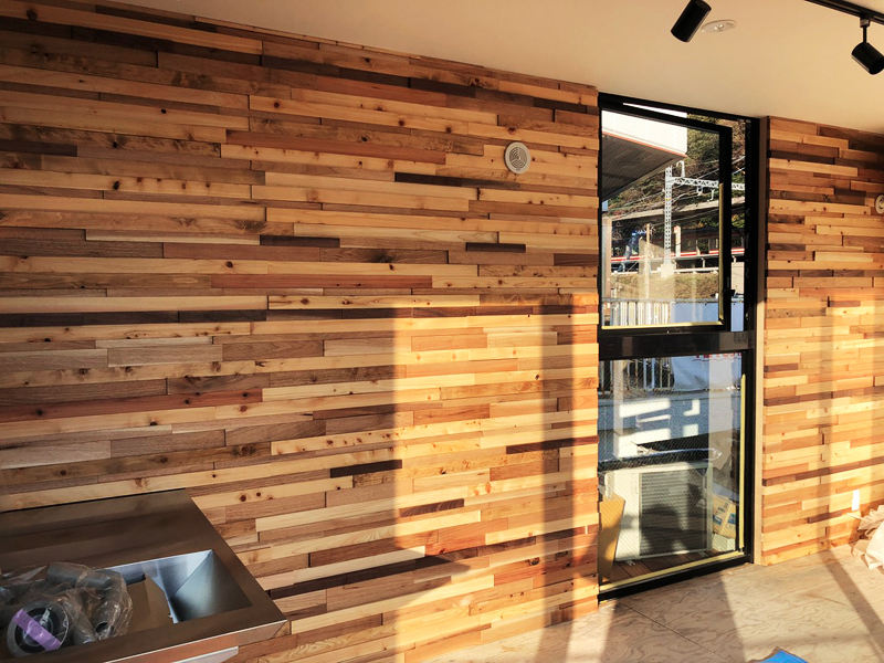 TETSUYAコンテナハウス様　物件のモザイク壁工事を行いました。