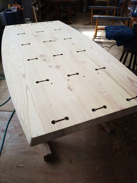 江部松商事様　間伐材モザイク壁と机