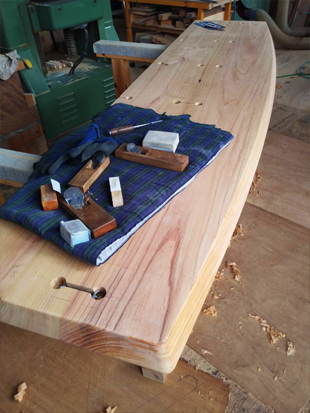 江部松商事様　間伐材モザイク壁と机