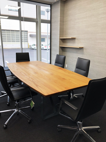 江部松商事様　間伐材モザイク壁と机