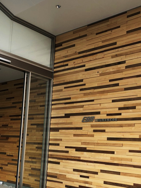 江部松商事様　間伐材モザイク壁と机