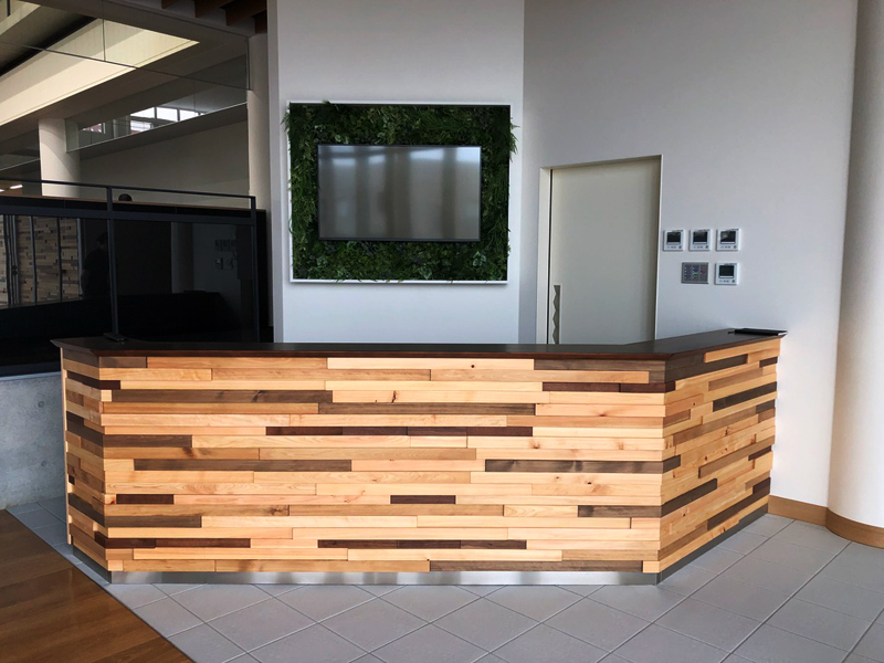 江部松商事様　間伐材モザイク壁と机