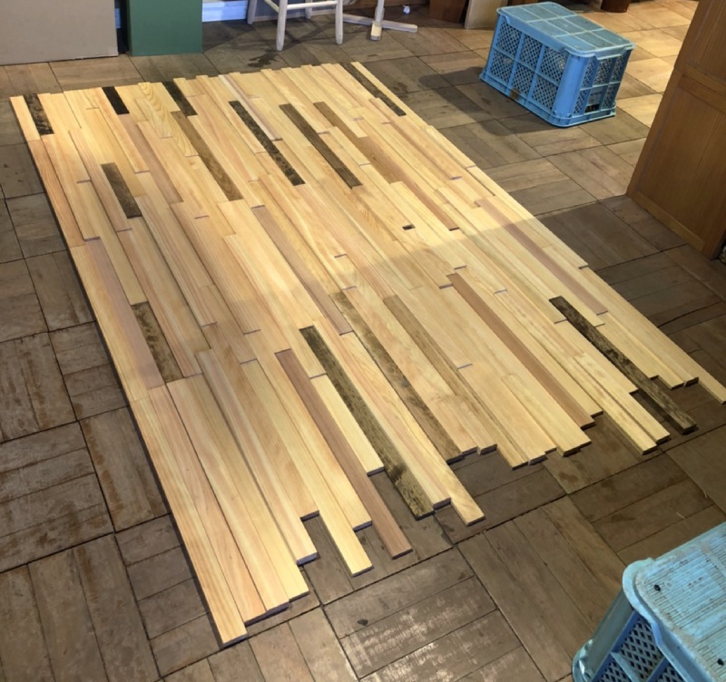 間伐材端材のモザイク壁施工