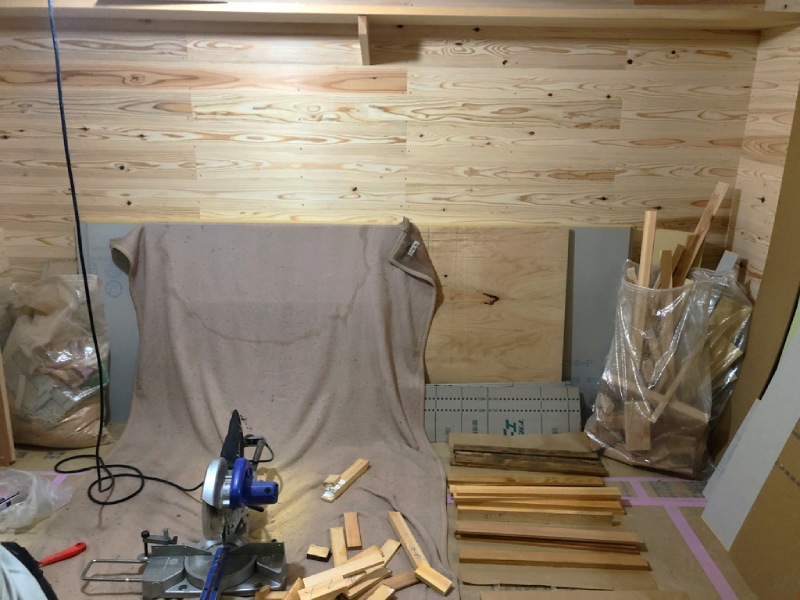 間伐材端材のモザイク壁施工