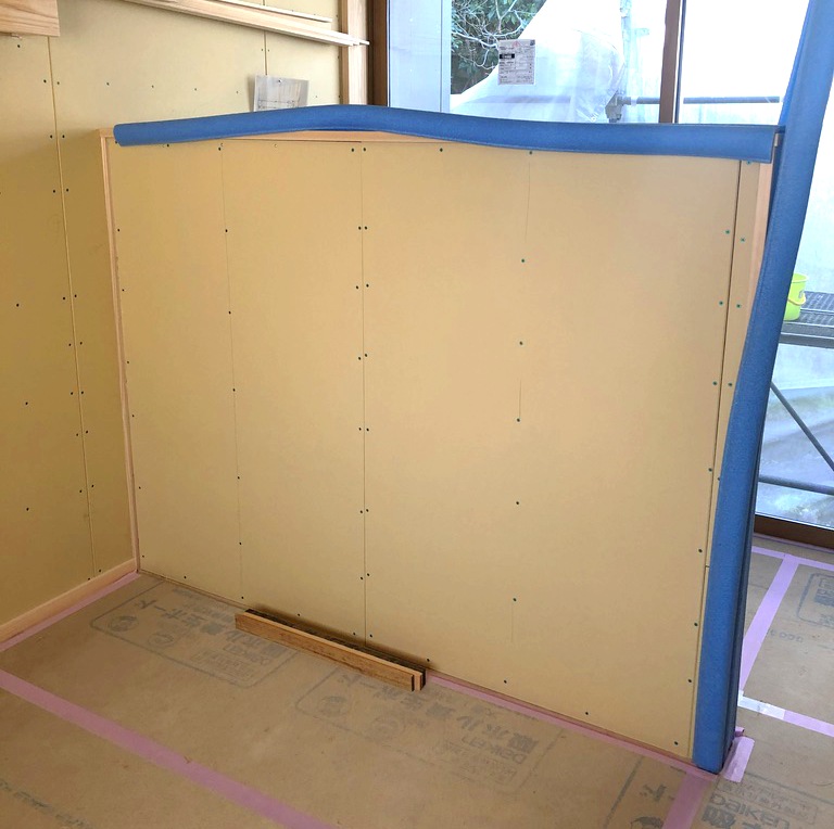 間伐材端材のモザイク壁施工